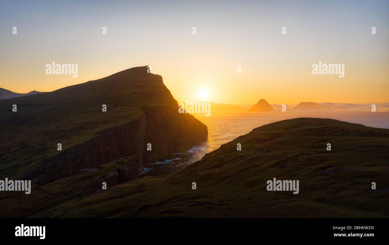 Sunrise over the Mountains and Ocean, post processed in HDR Foto Stock