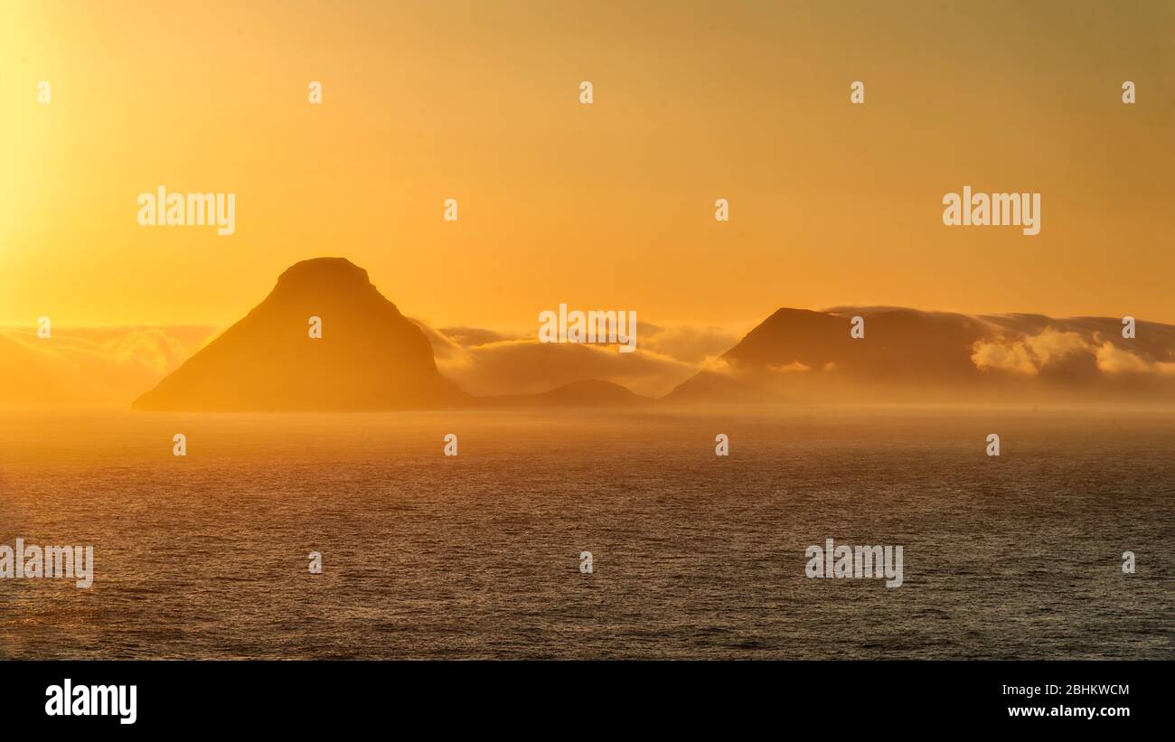 Sunrise over the Mountains and Ocean, post processed in HDR Foto Stock