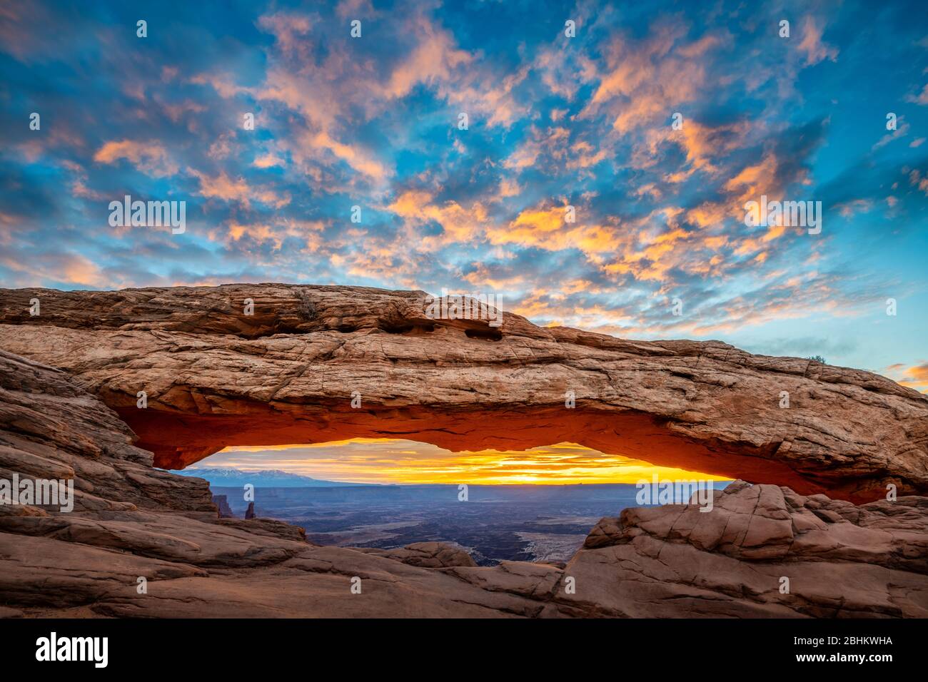 Il famoso Mesa Arch nel Parco Nazionale Canyonlands nello Utah. Foto Stock