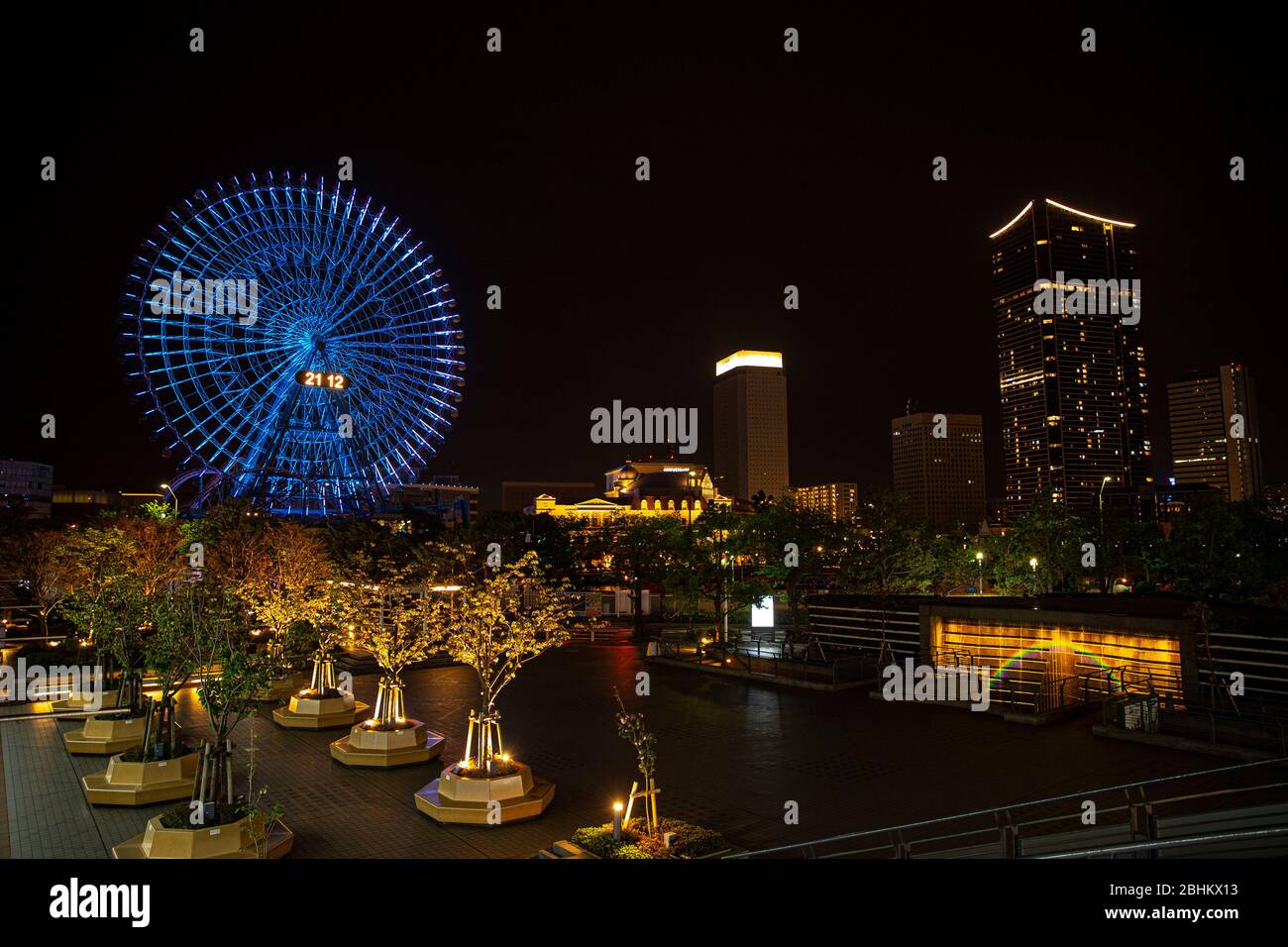 La ruota di Ferris di Minatomirai -Cosmo Clock 21- è illuminata in blu a Kanagawa, Giappone, il 26 aprile 2020, come una dimostrazione di gratitudine e di sostegno per il personale medico che lotta il romanzo coronavirus in mezzo alla pandemia del virus. Credit: AFLO/Alamy Live News Foto Stock