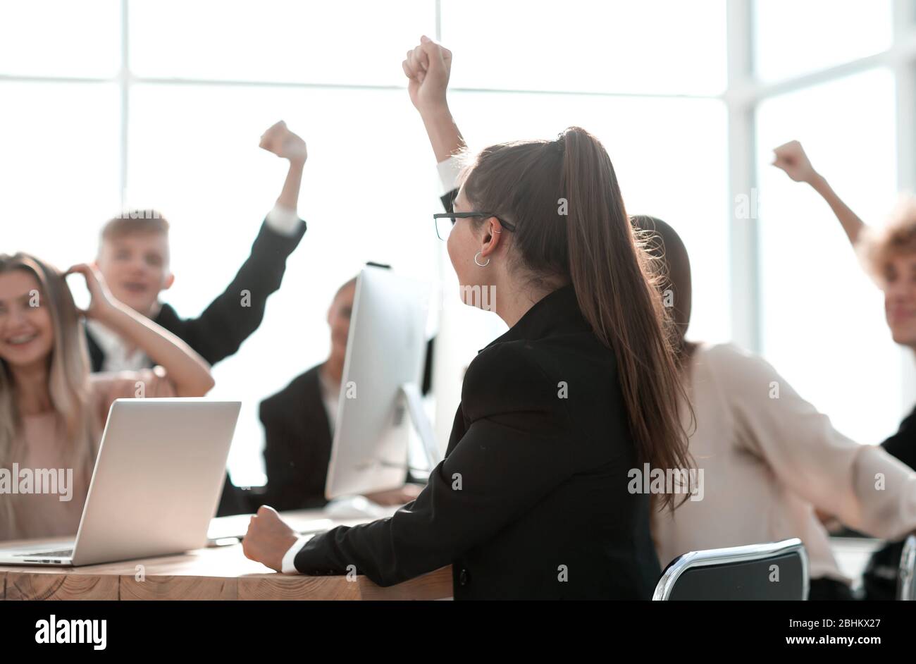 i giovani dipendenti mostrano il loro successo con le mani in su Foto Stock