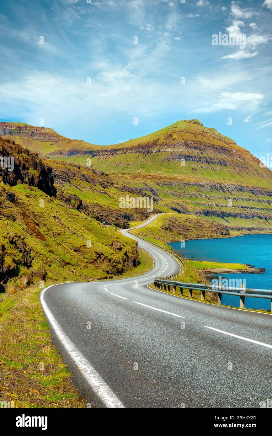 Bendy Coastal Road sulle Isole Faroe, post elaborato in HDR Foto Stock