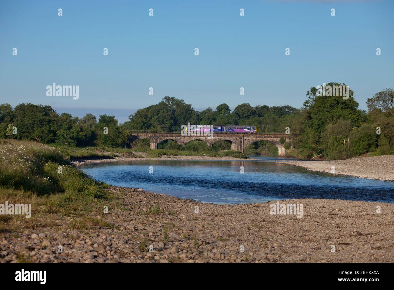 Treno di classe 144 del Northern Rail che attraversa il viadotto del fiume lune ad Arkholme sulla panoramica linea ferroviaria 'Little North Western' nel Lancashire Foto Stock