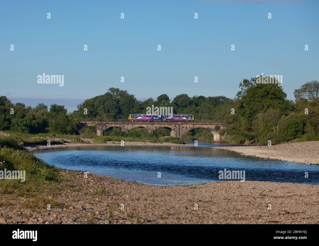 Treno di classe 144 del Northern Rail che attraversa il viadotto del fiume lune ad Arkholme sulla panoramica linea ferroviaria 'Little North Western' nel Lancashire Foto Stock