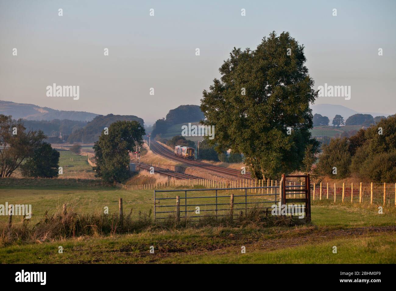 Treno Nord classe 158 sprinter 158754 in campagna al bivio Settle passando un semaforo home signal Foto Stock