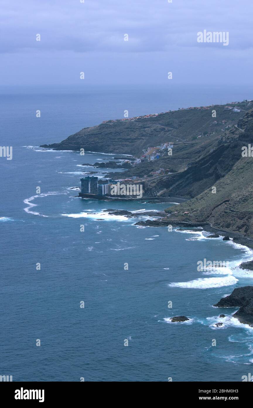 Vista verticale della costa settentrionale dove si trovano edifici costruiti dal mare sulla costa settentrionale dell'isola di Tenerife, Spagna Foto Stock