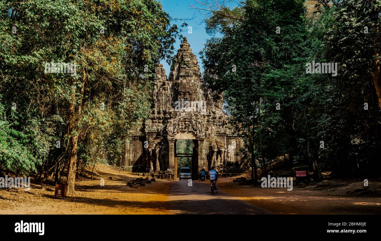 Strada che conduce all'antico Angkor Thom nel complesso di Angkor Wat vicino a Siem Reap in Cambogia Foto Stock