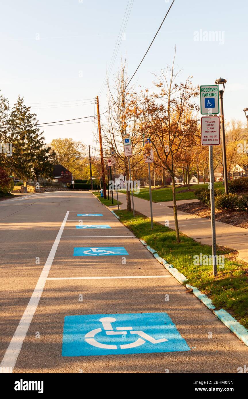 Posti auto per disabili sulla strada fuori dalla Quaker Valley Middle School in una soleggiata giornata primaverile, Sewickley, Pennsylvania, USA Foto Stock