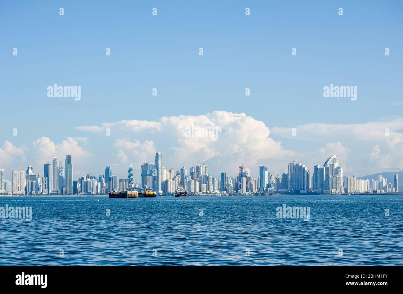 Skyline di Panama City visto dalla Baia di Panama Foto Stock