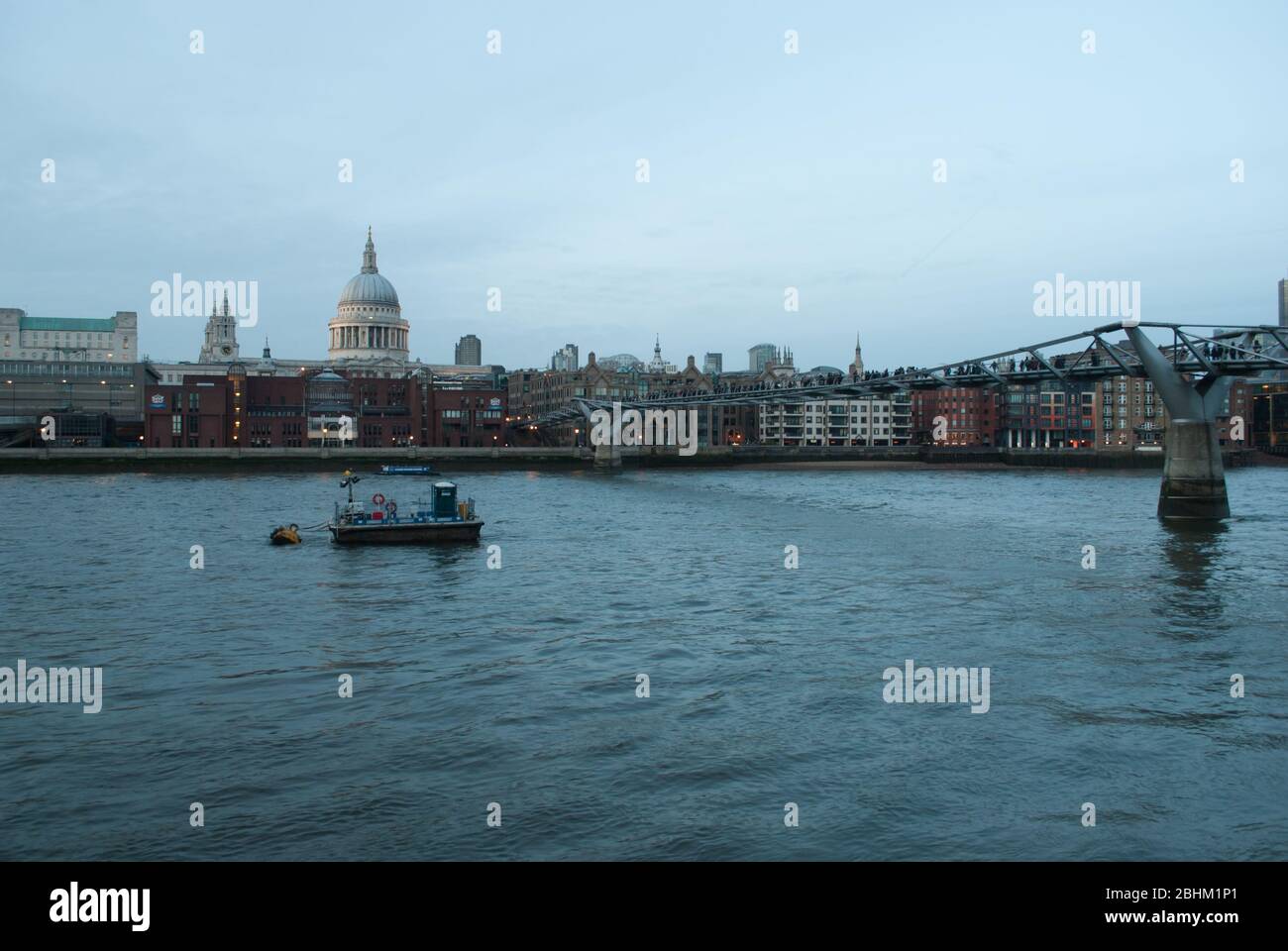 Tamigi Città di Londra skyline icone del paesaggio urbano Cattedrale di St. Pauls Duomo Millennium Bridge Norman Foster Sir Christopher Wren Foto Stock