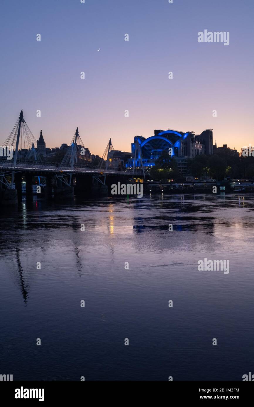 Hungerford Bridge, Golden Jubilee Bridges, Charing Cross Station e il Tamigi al crepuscolo, Londra, Regno Unito Foto Stock
