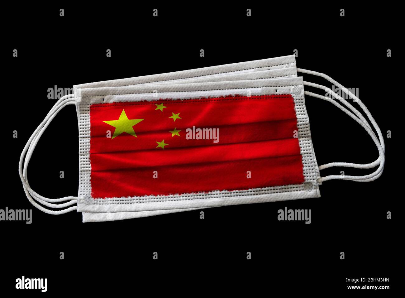 Maschere facciali chirurgiche multiple con bandiera cinese stampata. Isolato su sfondo nero. Concetto di utilizzo della maschera facciale nello sforzo cinese di combattere Covid-1 Foto Stock