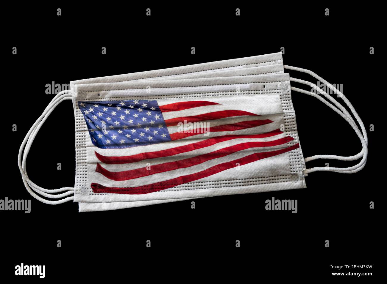 Maschere facciali chirurgiche multiple con Flying US American Flag stampato. Isolato su sfondo nero. Concetto di utilizzo della maschera facciale nel tentativo degli Stati Uniti t Foto Stock