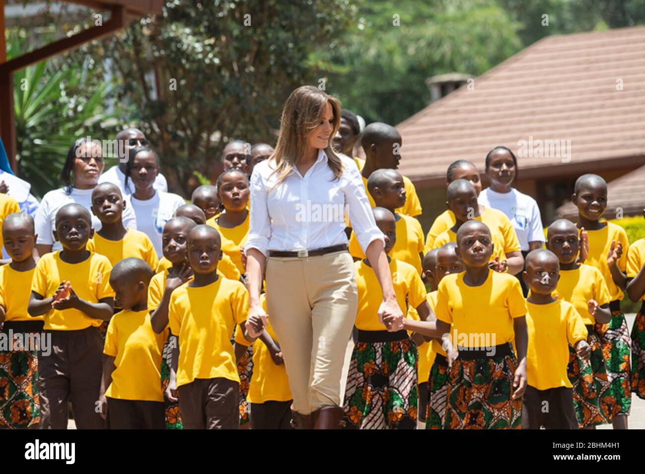 Africa. 05 Ott 2018. First Lady Melania Trump cammina con scolari cantanti durante la sua visita al Nido: ChildrenÕs Home Venerdì, 5 ottobre 2018, a Limuru, Kenya persone: First Lady Melania Trump Credit: Storms Media Group/Alamy Live News Foto Stock
