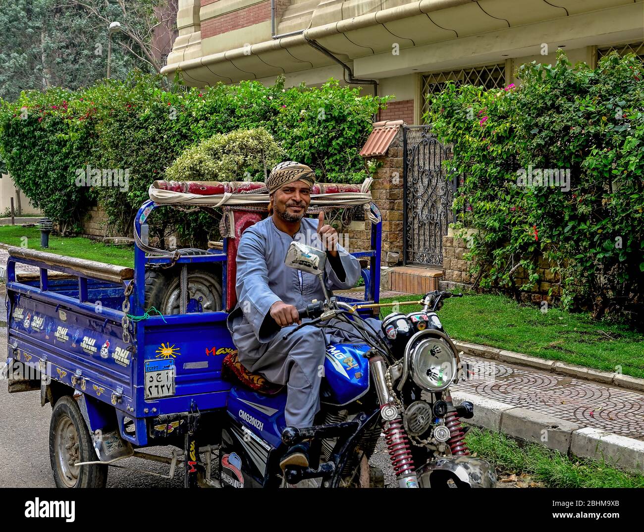 Riciclaggio pick-up a Maadi tramite una moto a tre ruote e carrello Foto Stock