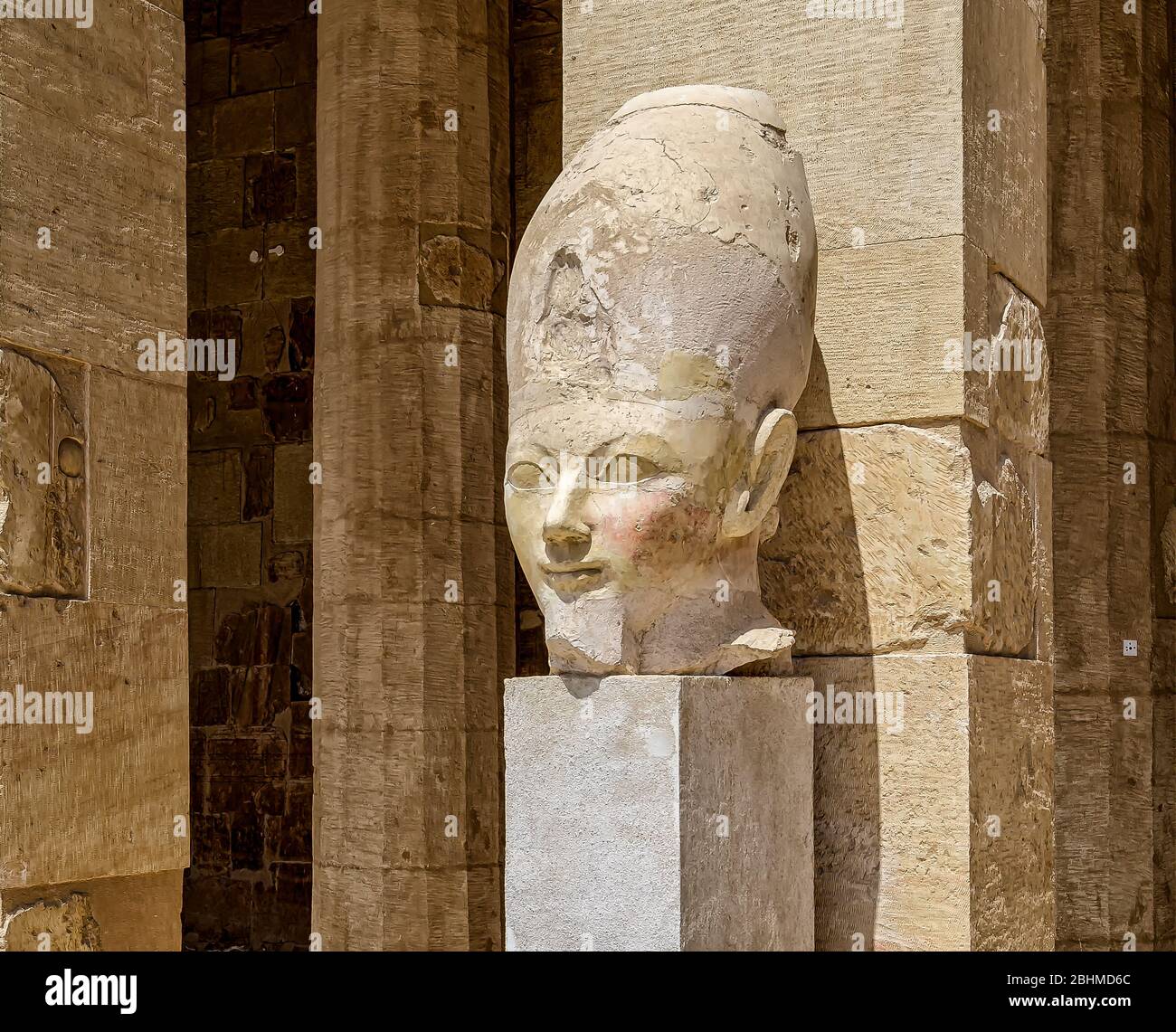 Dall'ala nord del portico inferiore del tempio di Hatshepsut, una colossale testa di Osiride che indossa la doppia corona Foto Stock