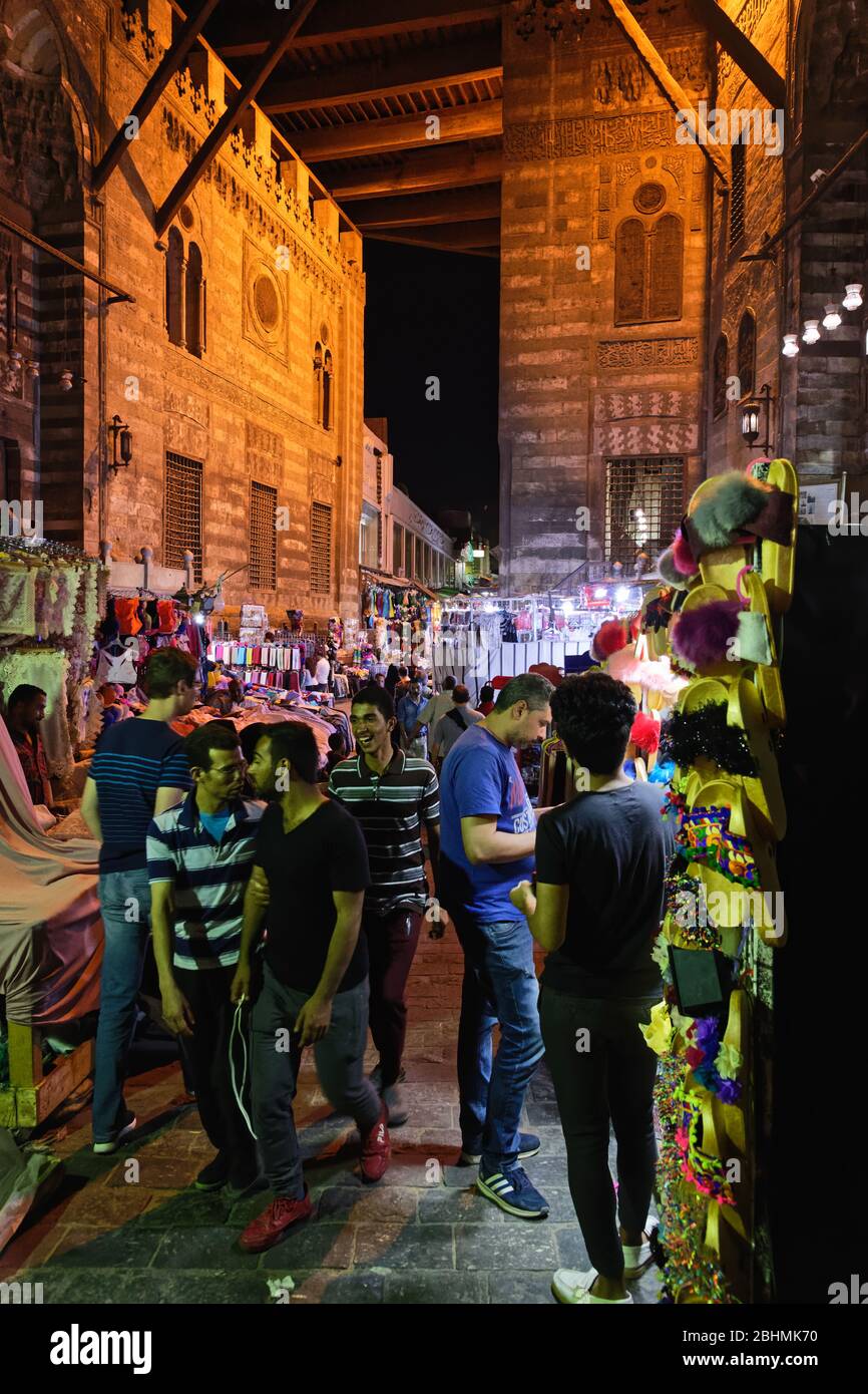 Attività notturna intorno alle bancarelle del mercato nel complesso al Ghouri al Cairo Foto Stock