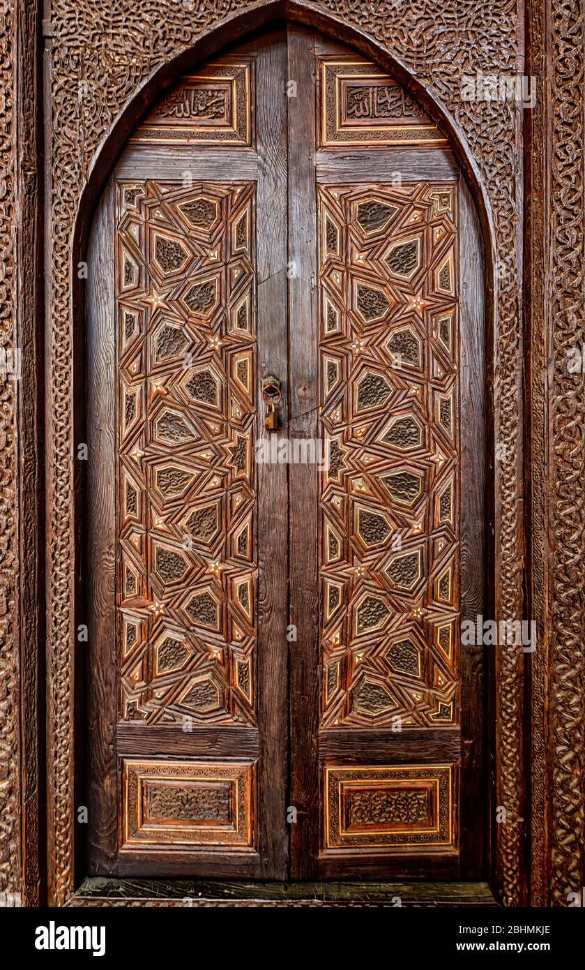 Porta ornately intagliata che si apre sui gradini del Minbar nella Moschea Sultan al-Muayyad al Cairo Foto Stock