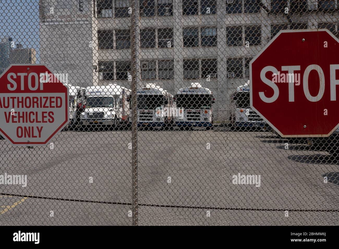 NEW YORK, NEW YORK - 25 APRILE 2020: I veicoli del New York Blood Center sono visti parcheggiati a Long Island City durante la pandemia di coronavirus. Foto Stock