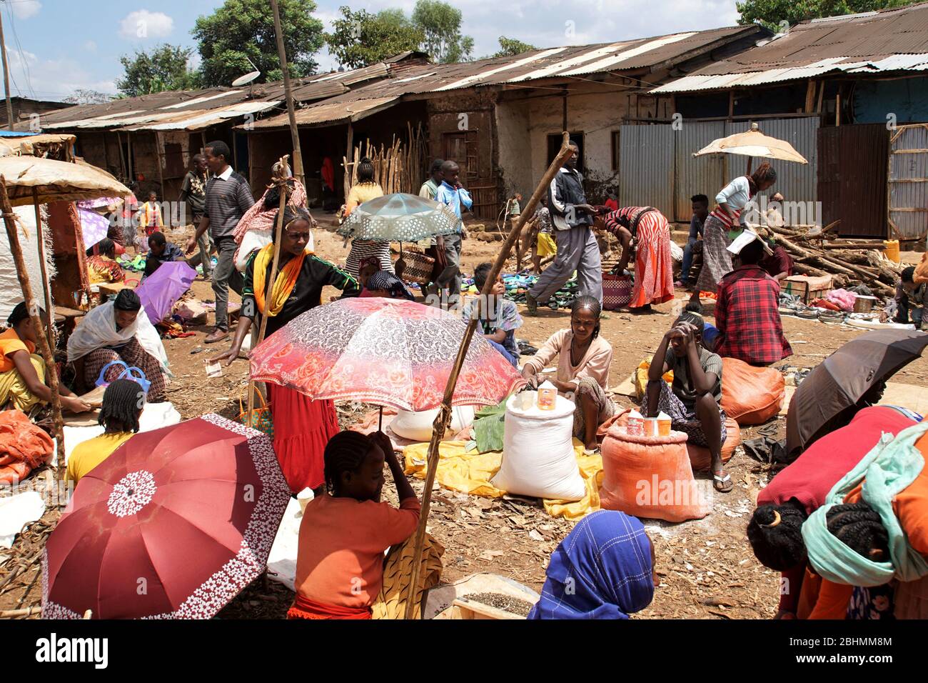 Persone che acquistano in un mercato tribale nella Rift Valley etiope Foto Stock