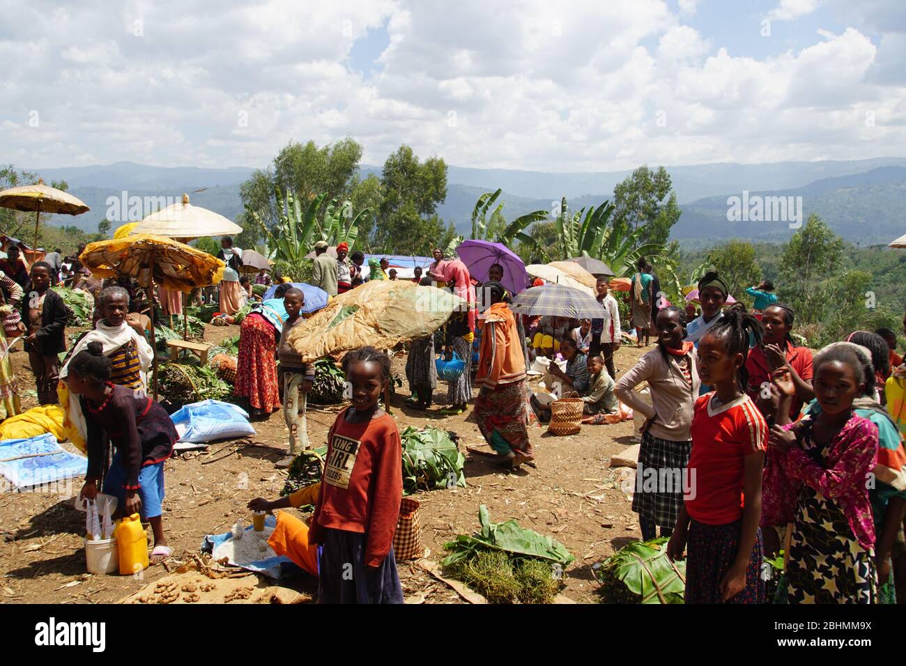 Colorato mercato tribale nella Rift Valley dell'Etiopia Foto Stock