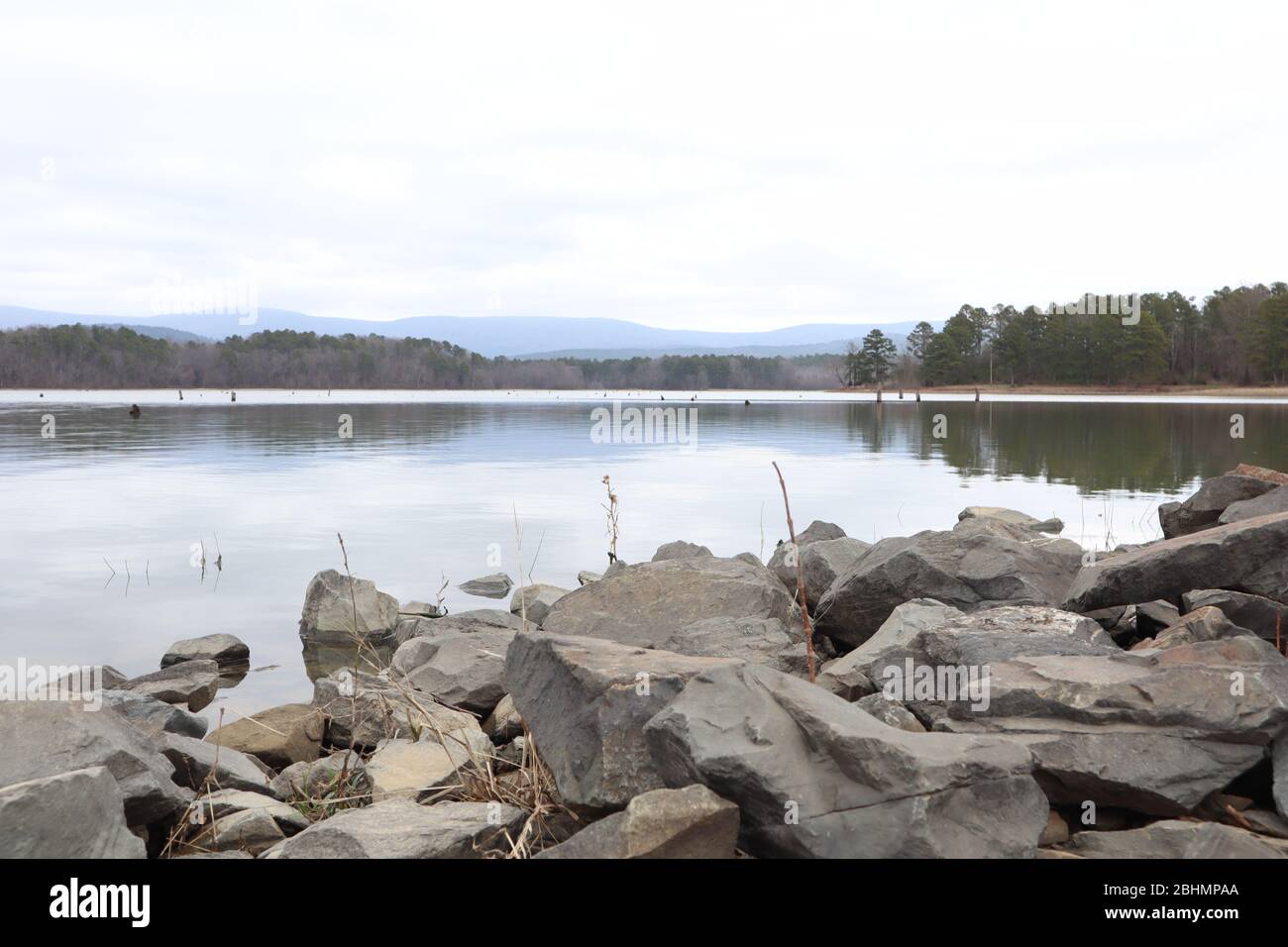 La costa rocciosa di un lago di valle di montagna, il lago Wilhelmina, in Arkansas, in inverno Foto Stock