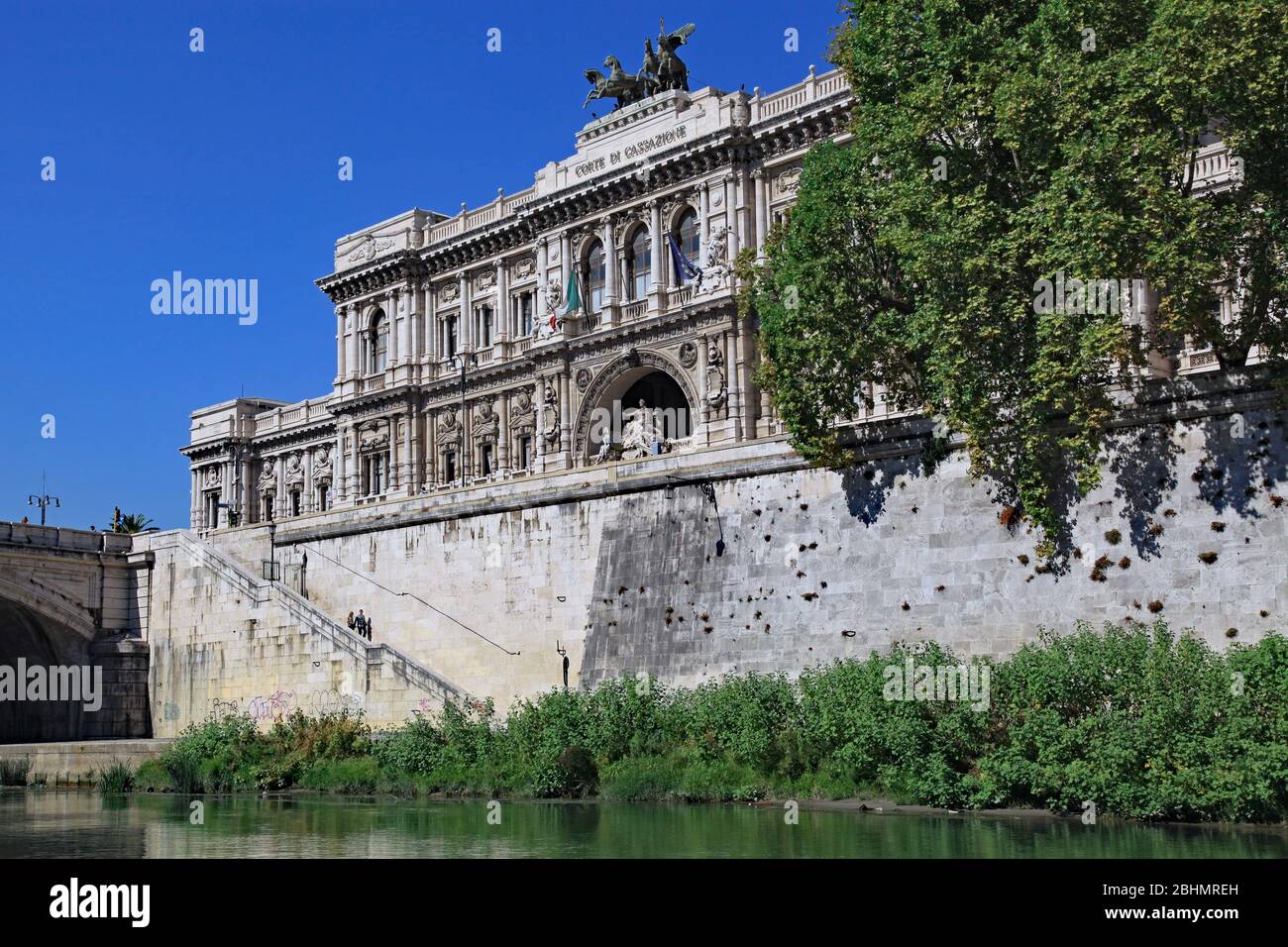 ROMA - OTTOBRE 2011: Il Palazzo di Giustizia, sede della Corte Suprema d'Italia, visto dal Tevere. Foto Stock