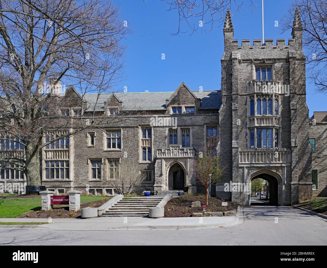 HAMILTON, CANADA - : un vecchio edificio in stile gotico presso la McMaster University, tipico dell'architettura gotica collegiata del Nord America. Foto Stock