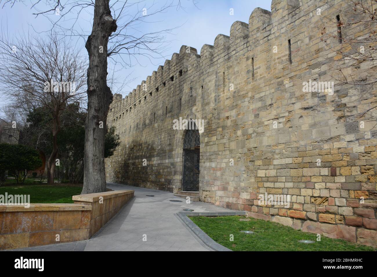 Le mura del XII secolo della fortezza di Baku, che contiene la città vecchia e una volta correva tutto il percorso e aveva diverse porte. Foto Stock