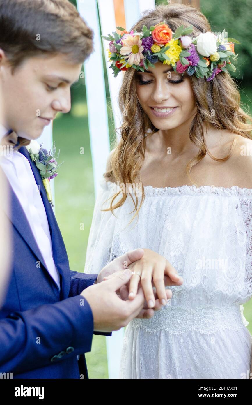 Lo sposo ha messo un anello al dito della sposa durante la cerimonia nuziale Foto Stock