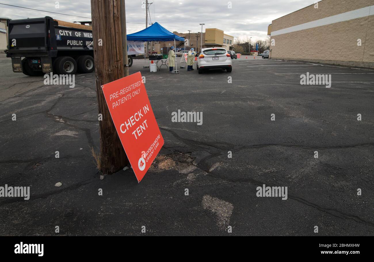 Guidare attraverso i test COVID-19, Medford, Massachusetts, USA. 25 aprile 2020. Ingresso a PhysicianOne URGENT Care, guida fino al test COVID-19. Foto Stock