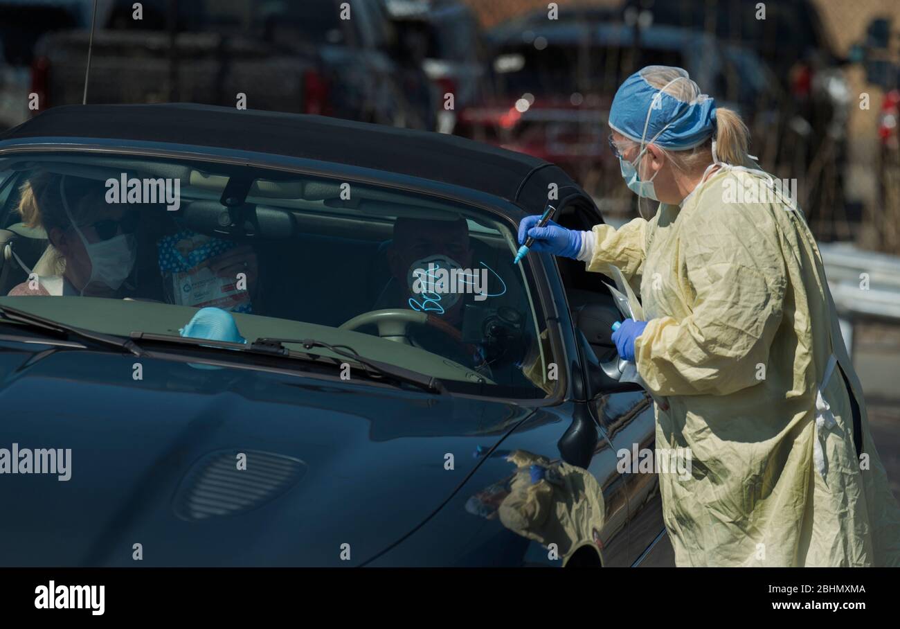 Guidare attraverso i test COVID-19, Medford, Massachusetts, USA. 25 aprile 2020. Il tecnico contrassegna il parabrezza all'ingresso del test di PhysicianOne URGENT Care Drive UP COVID-19. Foto Stock