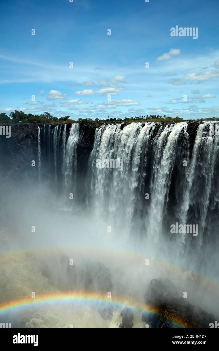 Cascate Vittoria o 'mosi-oa-Tunya' (il fumo che Thunders), e arcobaleno, fiume Zambesi, confine Zimbabwe / Zambia, Africa Meridionale Foto Stock