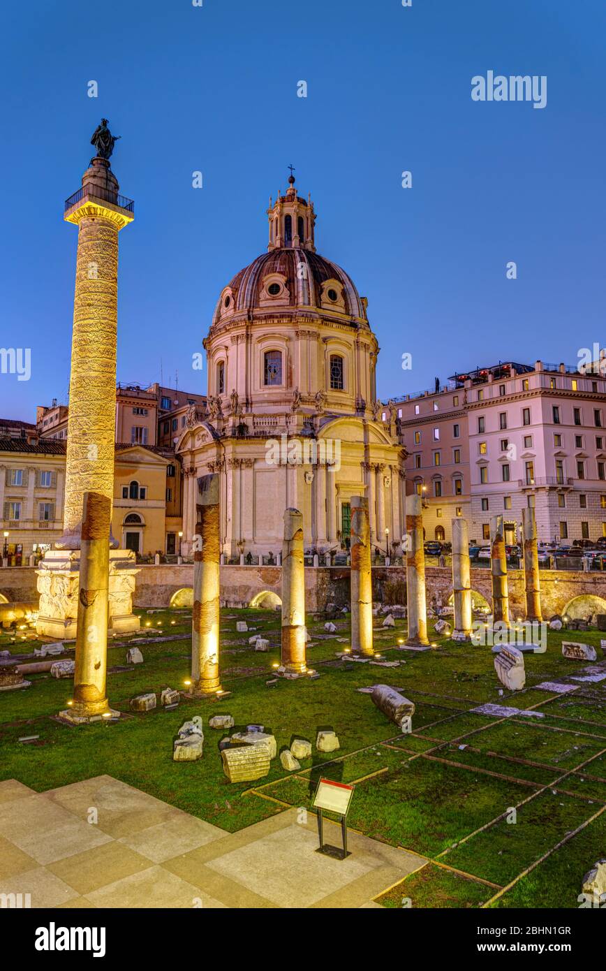 I resti del Foro Traiano a Roma al tramonto Foto Stock