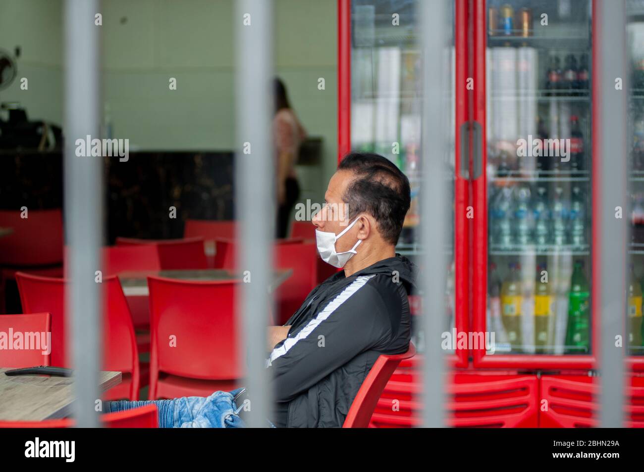 I proprietari di ristoranti che operano ancora nella città di Bogota prendono misure preventive contro la diffusione del virus chiudendo le loro porte e onl Foto Stock