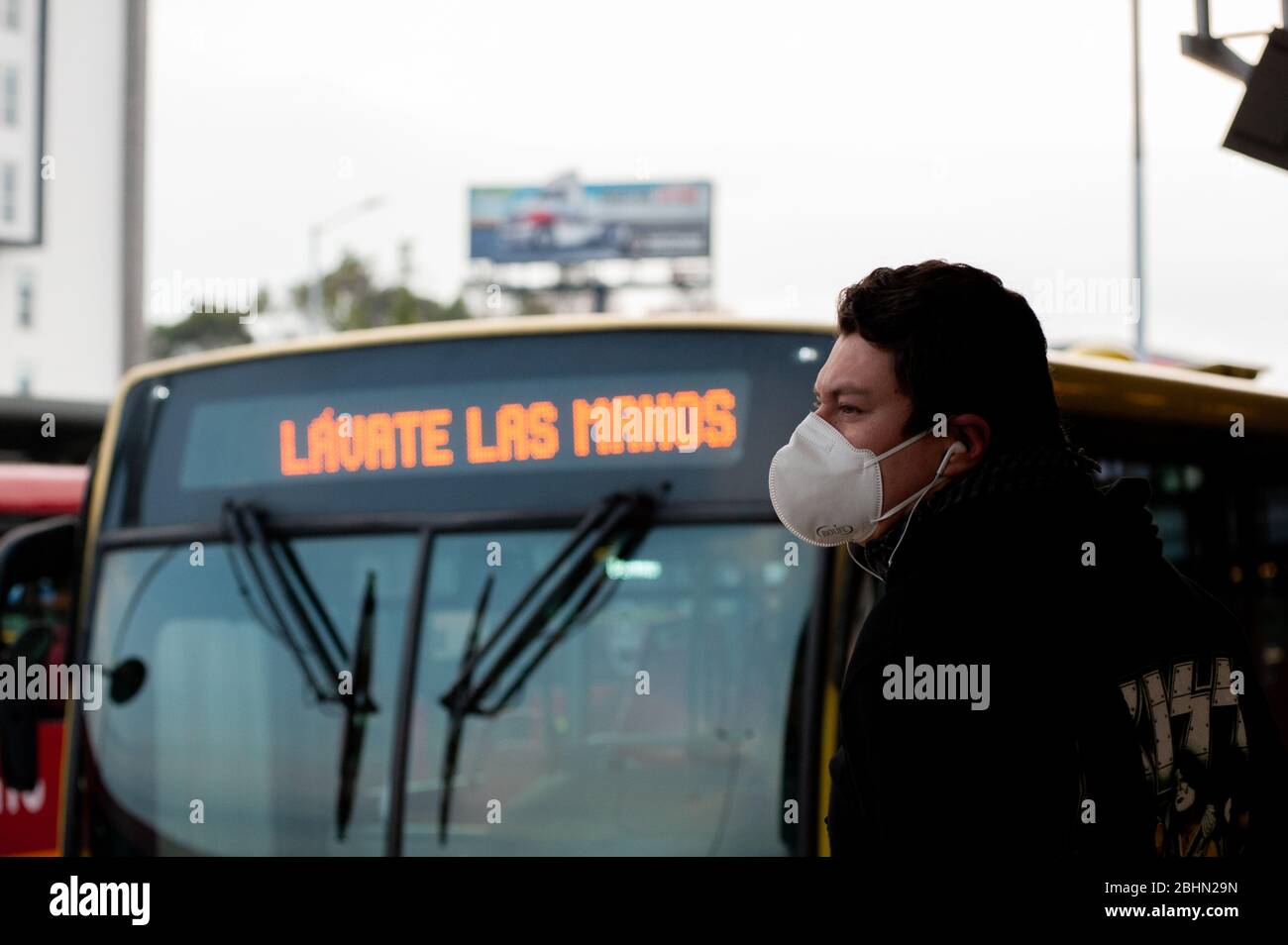 TransMilenio diffonde il messaggio di autoprotezione e cura con il messaggio 'Lavare le mani' sul titolo dei loro autobus durante la quarantena t Foto Stock
