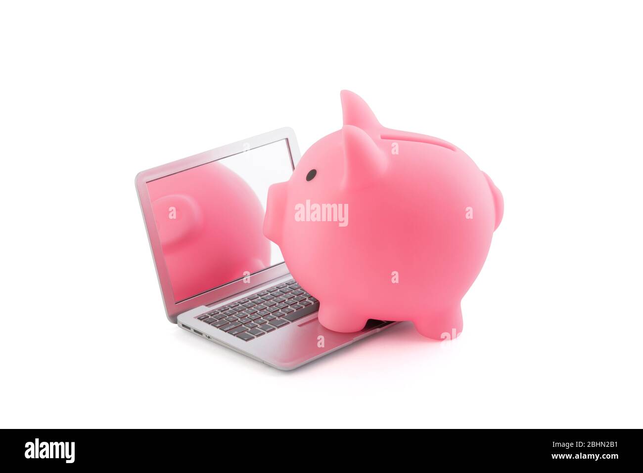 Piggy bank rosa su notebook isolato su bianco con percorso di ritaglio Foto Stock Piggy bank rosa su notebook isolato su bianco con percorso di ritaglio Foto Stock