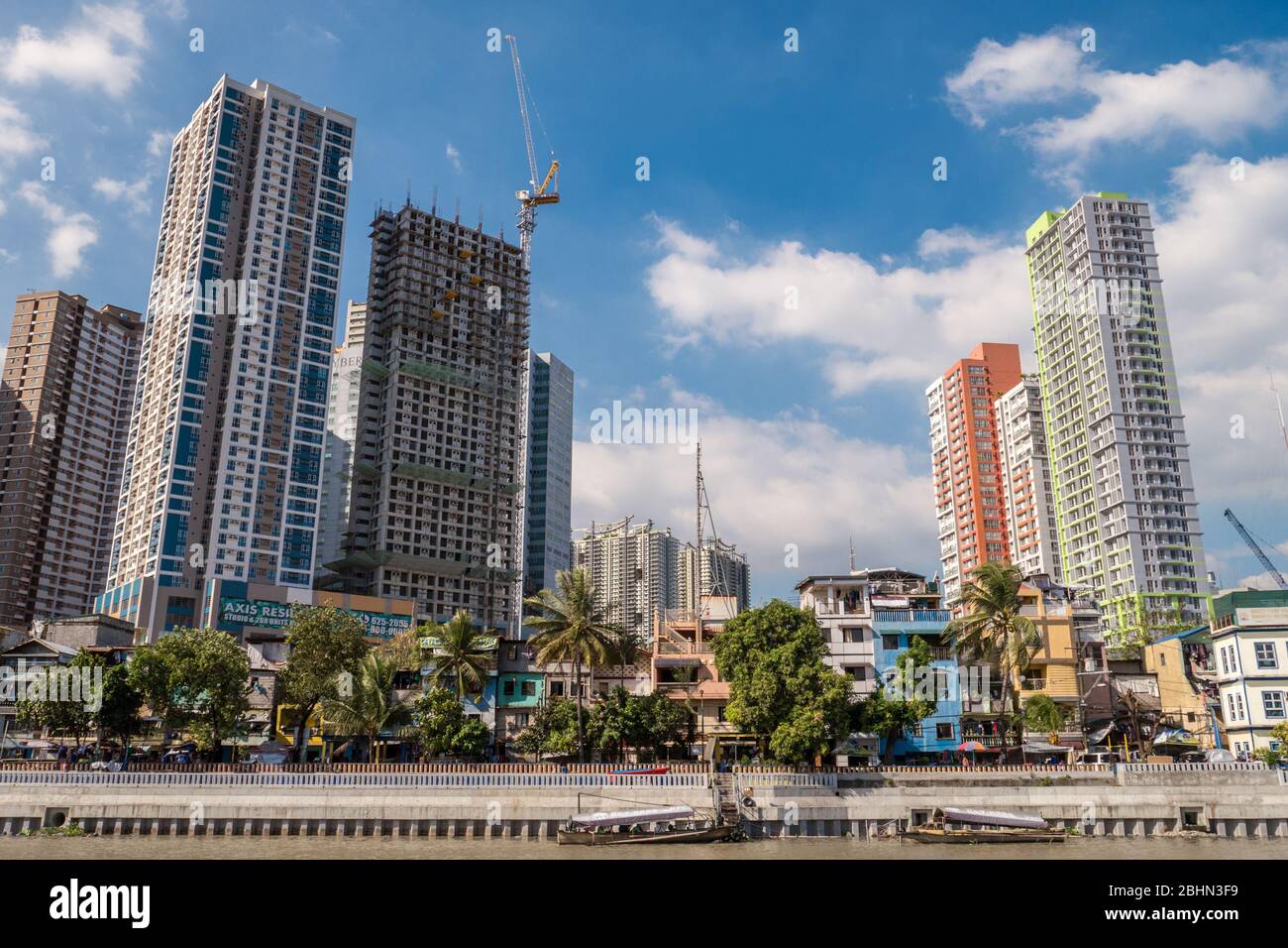 Manila, Filippine - 15 marzo 2018: Paesaggio urbano dei grattacieli nel distretto di affari di Mandaluyong, cielo blu Foto Stock