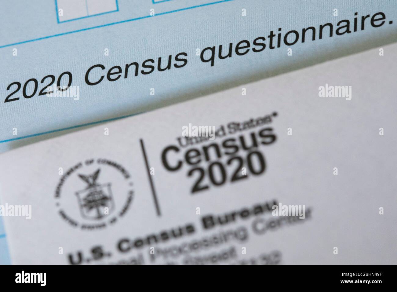Una fotografia del questionario del censimento degli Stati Uniti del 2020 e di altri documenti del censimento. Foto Stock