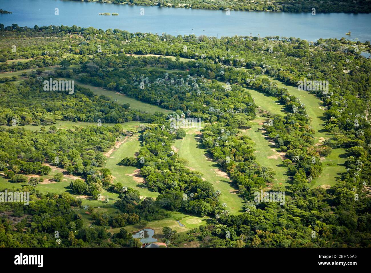 Campo da Golf, Elephant Hills Resort e il fiume Zambesi, appena sopra Victoria Falls, Zimbabwe, Sud Africa - aerial Foto Stock