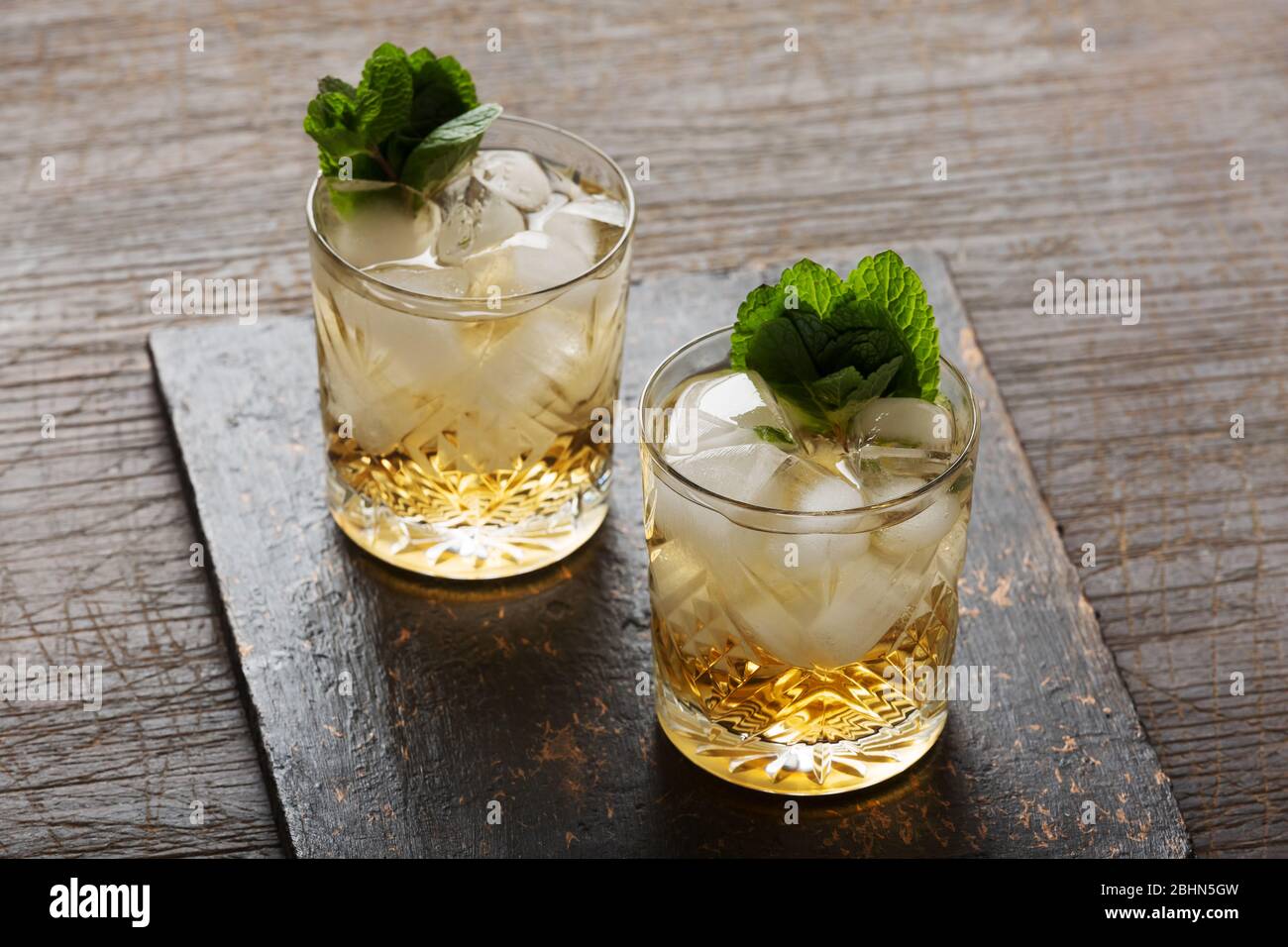 vecchio stile, trasparente, whisky, ghiaccio, cocktail, scotch, bourbon Foto Stock