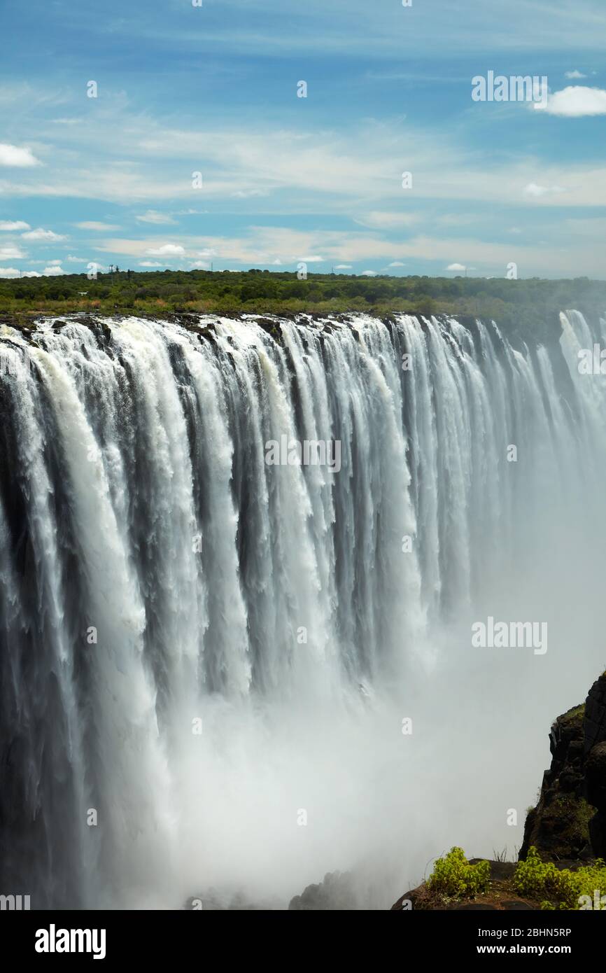 Victoria Falls o 'Mosi-oa-Tunya' (il fumo che tuona), e il fiume Zambesi, Zimbabwe / confine Zambia, Sud Africa Foto Stock