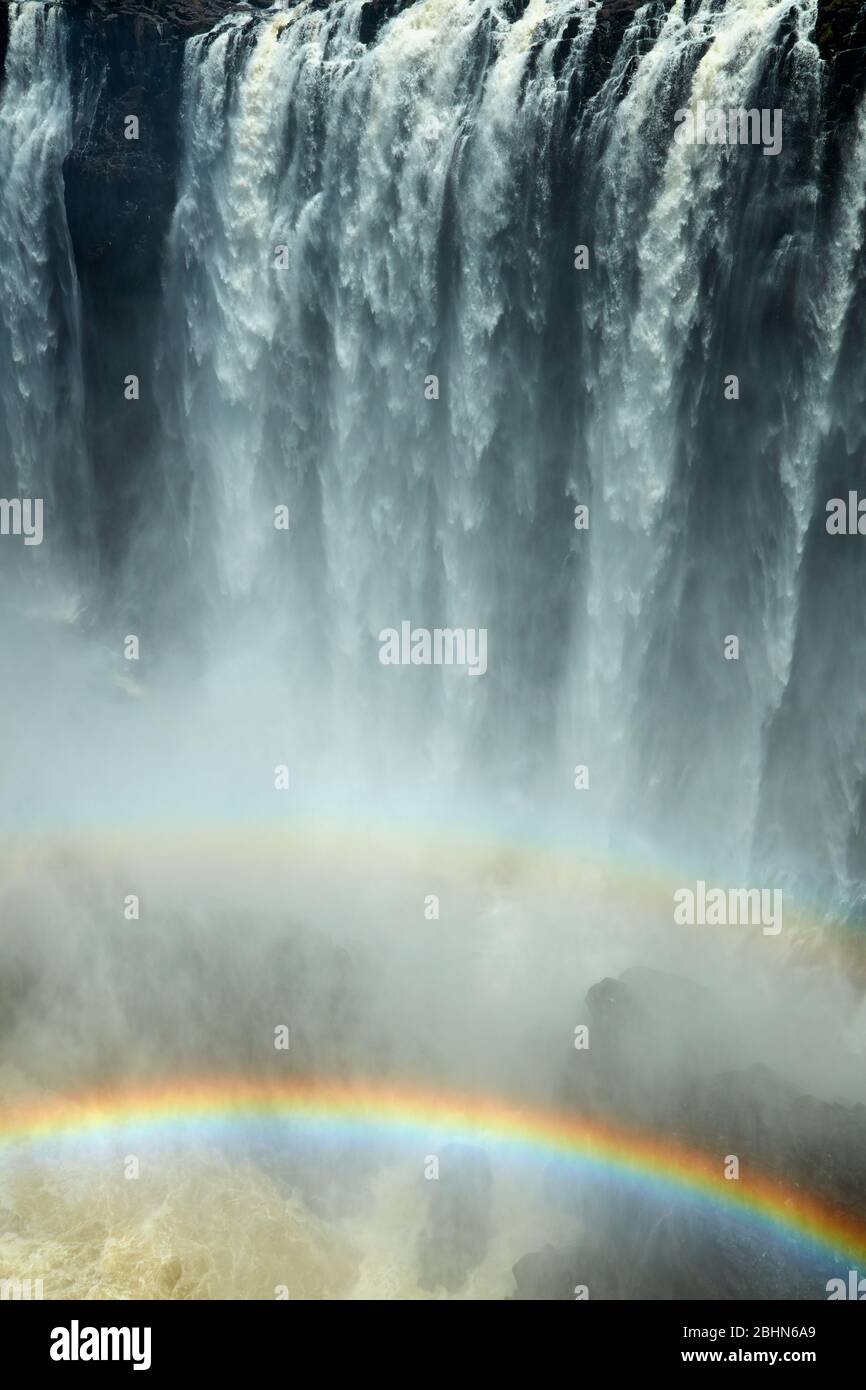 Cascate Vittoria o 'mosi-oa-Tunya' (il fumo che Thunders), e arcobaleno, fiume Zambesi, confine Zimbabwe / Zambia, Africa Meridionale Foto Stock