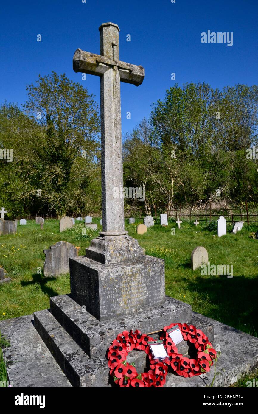 Monumento ai caduti con croce e corona di papaveri, nel cortile della chiesa di Santa Maria e San Nicola, Saunderton, Buckinghamshire, Regno Unito Foto Stock