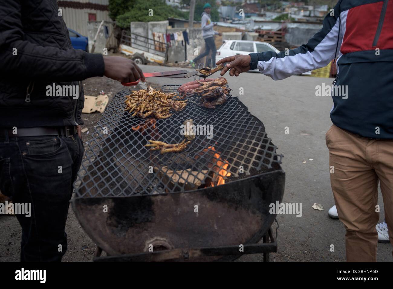 Una bancarella di cibo di strada nel densamente popolato insediamento informale di Hout Bay di Imizamo Yethu vicino a Città del Capo durante la pandemia di coronavirus Foto Stock