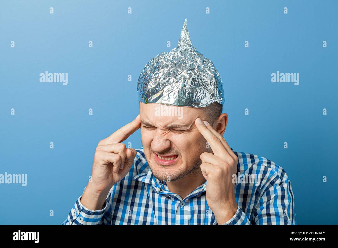 Cappello di alluminio sull'uomo. L'uomo chiuse gli occhi. Protegge dalla  lettura pensare Foto stock - Alamy