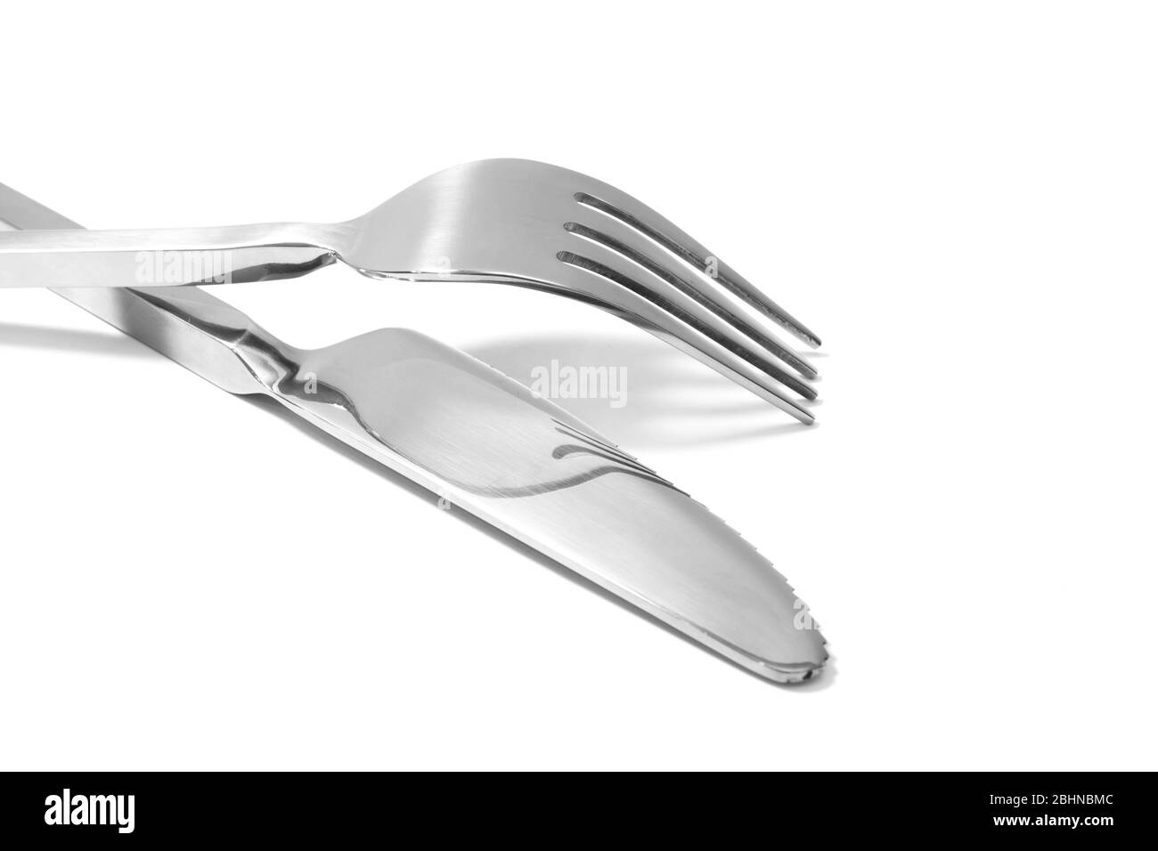 Forchetta e coltello su un tovagliolo sul tavolo Foto Stock