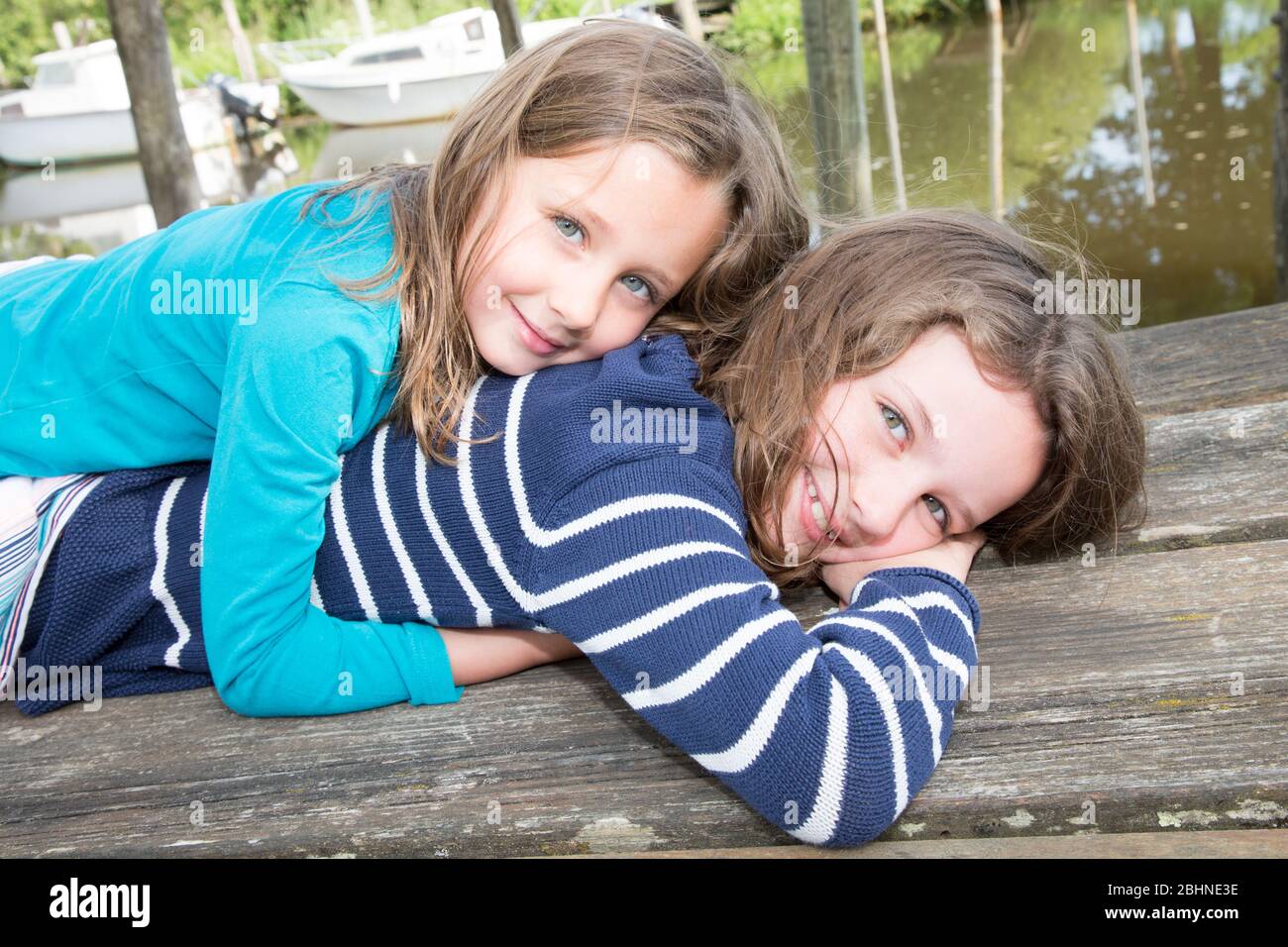 Amore famiglia concetto coppia di due ragazze sorelle bambini che si amano  abbracciare e baciare Foto stock - Alamy