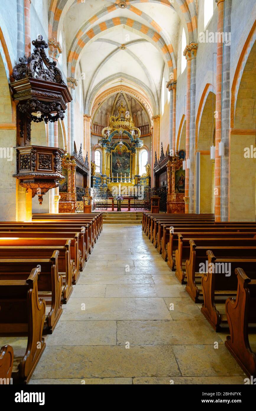 Navata centrale all'interno della collegiata di Saint Ursanne e la sua abbazia nell'affascinante città medievale di Saint Ursanne, Canton Giura, Svizzera. Foto Stock