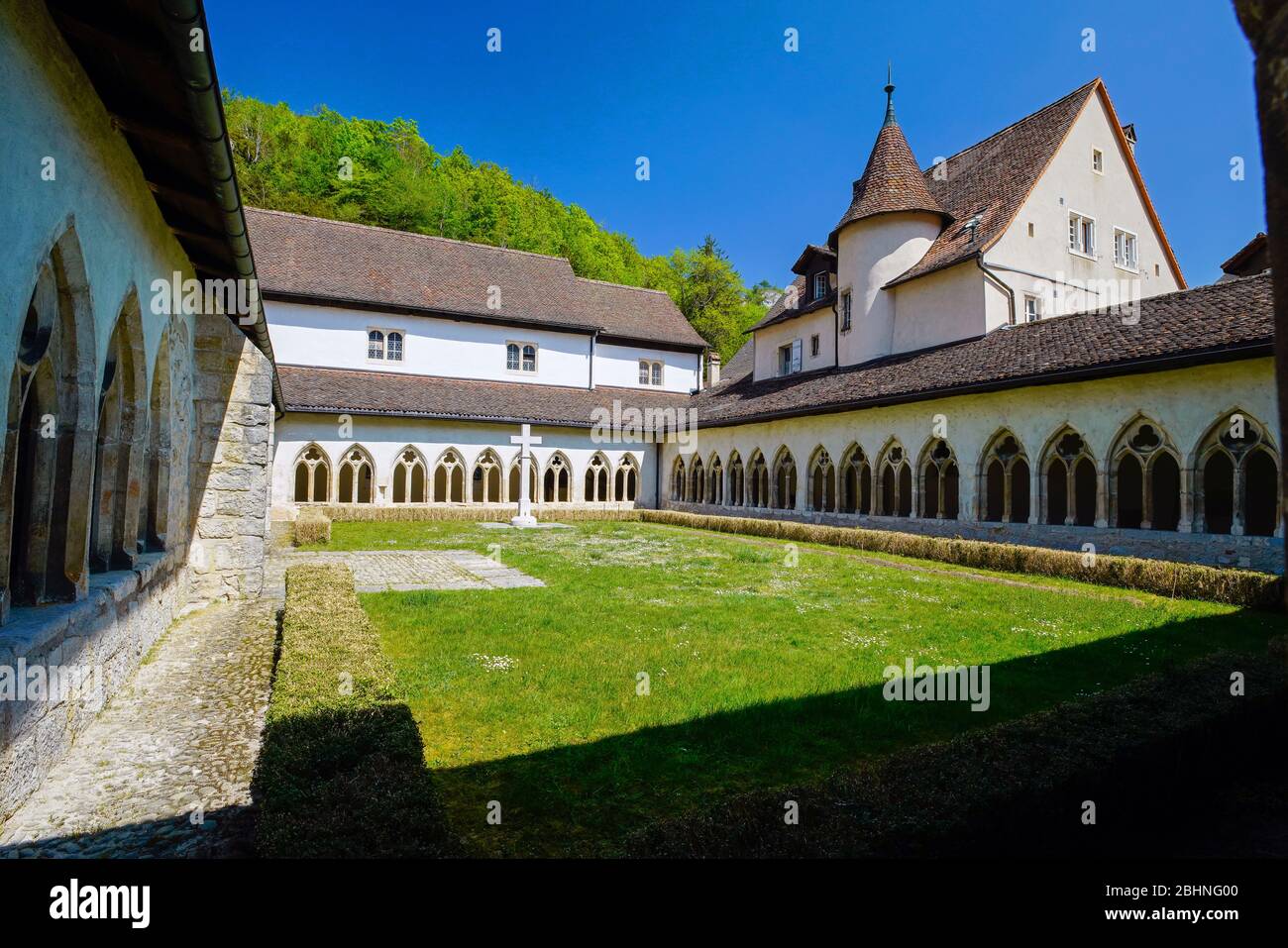 Insde Saint Ursanne collegiata e il suo chiostro in affascinante città medievale Saint Ursanne, cantone Jura, Svizzera. Foto Stock